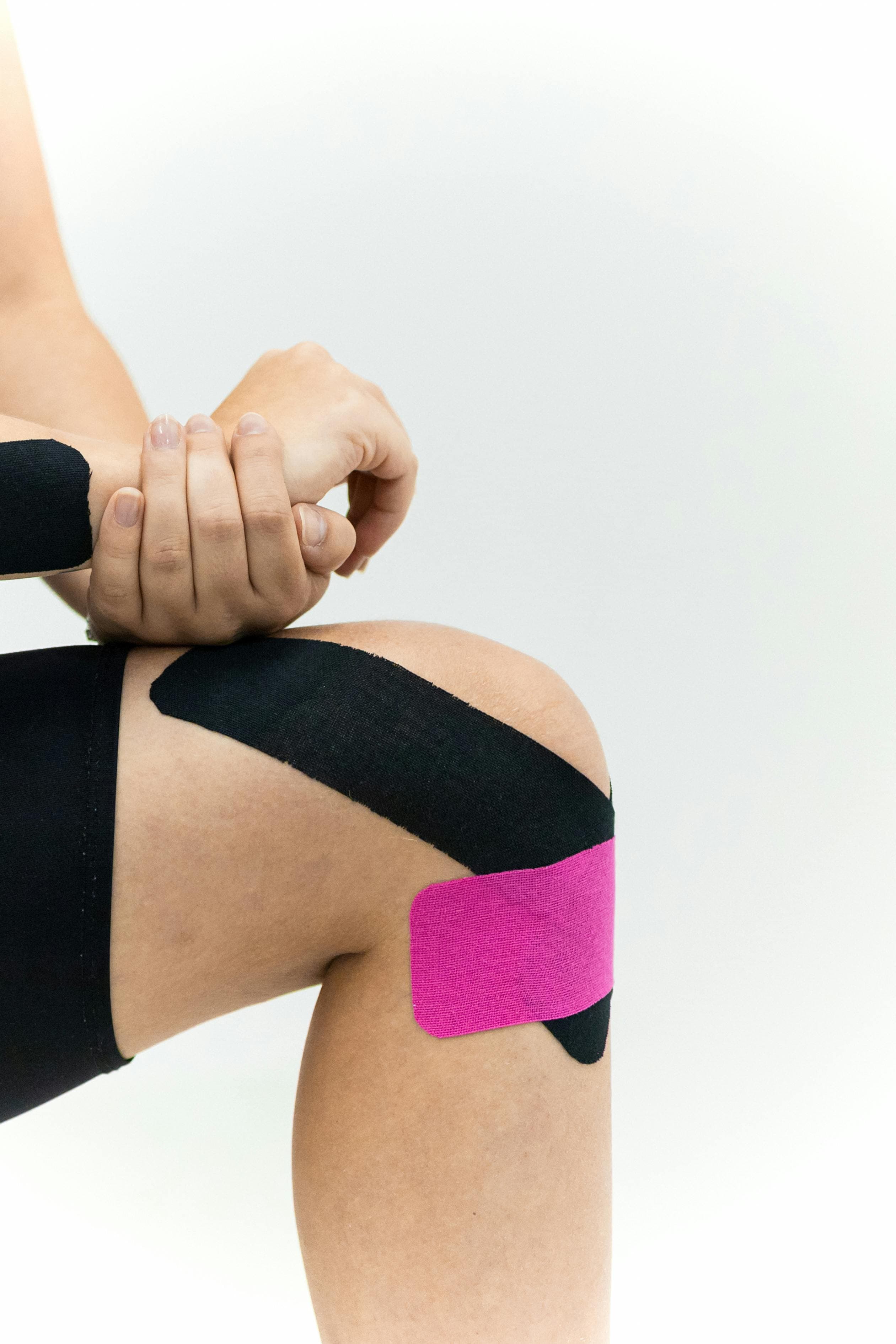 Vendaje neuromuscular en rodilla durante una sesión de fisioterapia